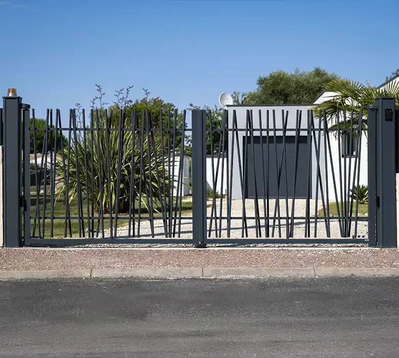 portail contemporain en aluminium