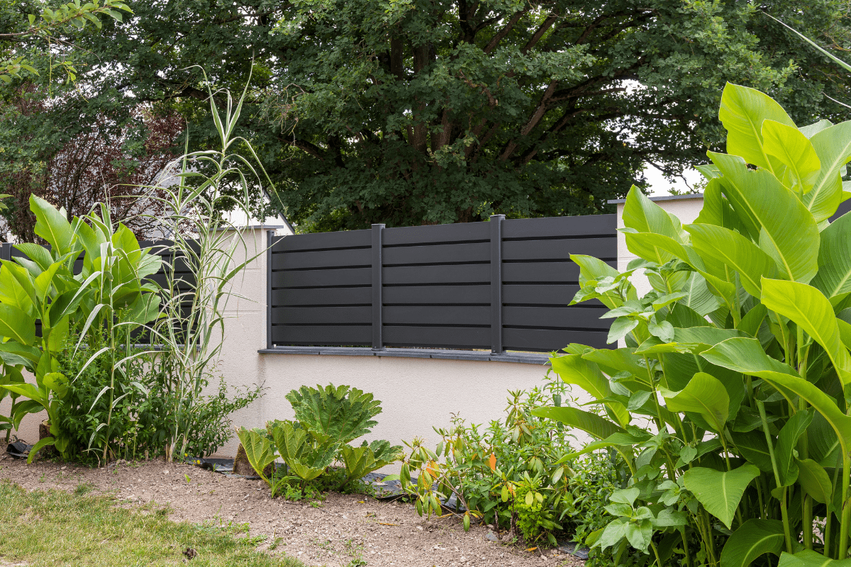 5 idées de clôture en aluminium pour un jardin plus sûr
