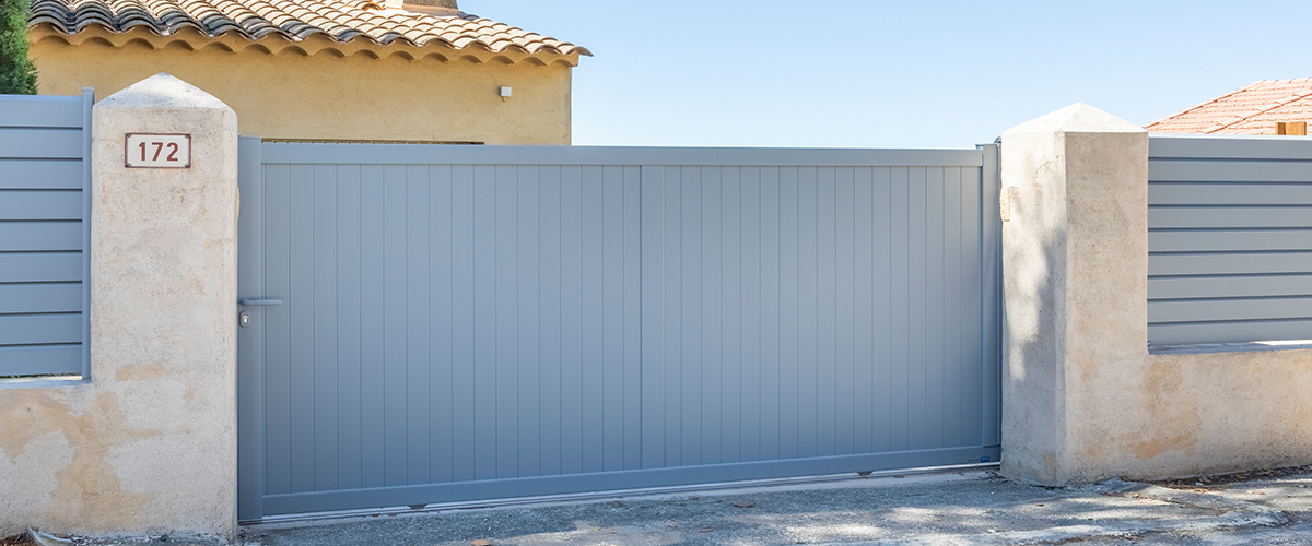 Portail en aluminium sur-mesure coulissant coloris gris